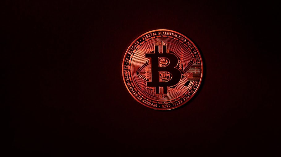Bürgerin investiert Geld in Kryptowährung online