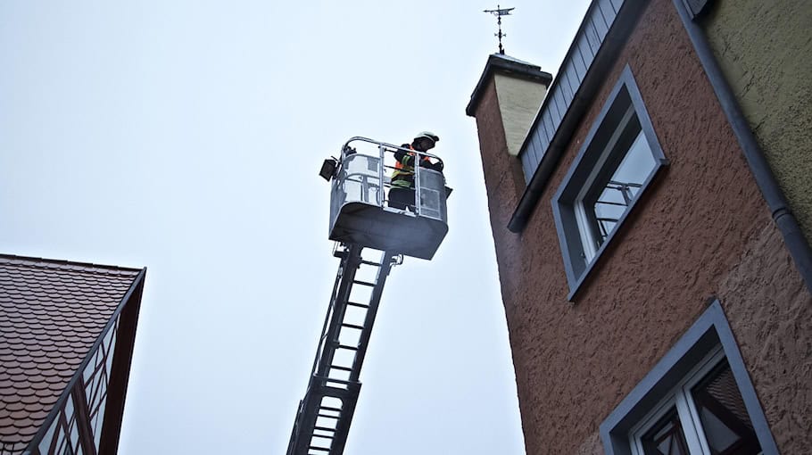 Einsatzkräfte reagieren auf Gebäudebrand in Zittau