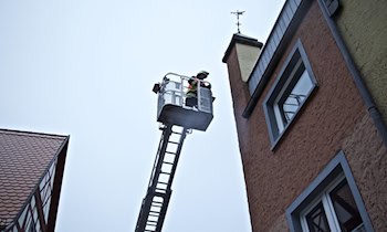 Einsatzkräfte reagieren auf Gebäudebrand in Zittau