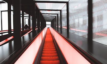 Scheibe eines Geschäfts an der Rennplatzstraße beschädigt