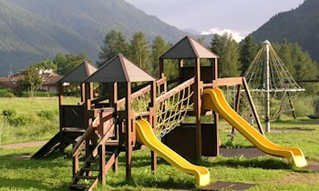 Körperliche Auseinandersetzung auf Spielplatz Lessingplatz