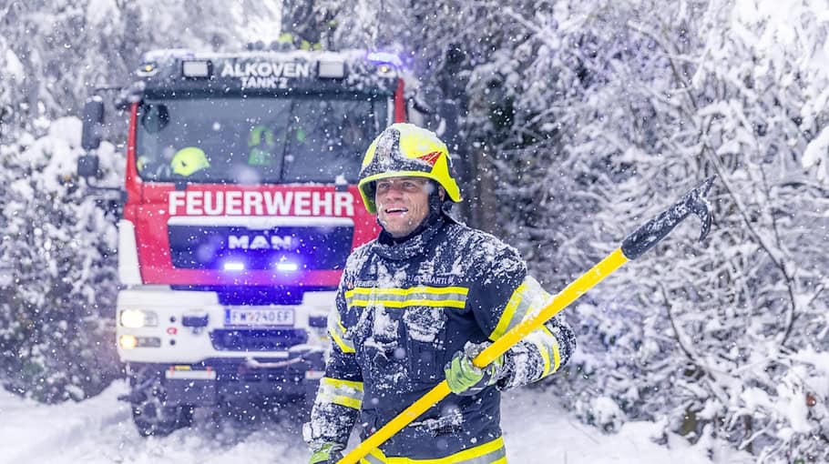 Großbrand in Hoyerswerda: Feuerwehr bekämpft nächtliches Feuer