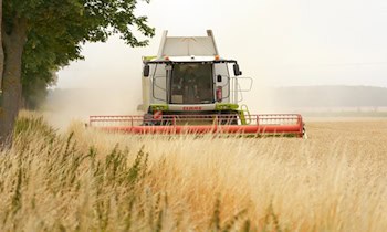 Mähdrescher fängt Feuer auf Feld bei Sollschwitz