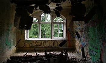 Hakenkreuz und Schriftzug an Haus in Pirna