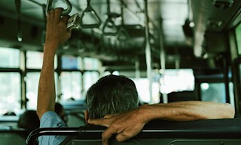 Busunfall in Blankenhain: Bus bleibt an Einleitungsschacht hängen