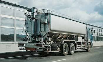 Aufgeschlitzte Lkw-Plane an der Raststätte Auerswalder Blick