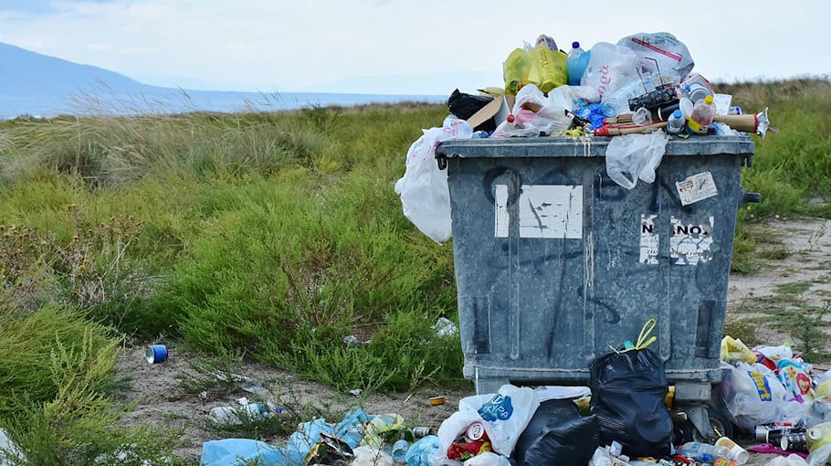 Vier Mülltonnen in Döbeln angezündet – Sachschaden 500 Euro