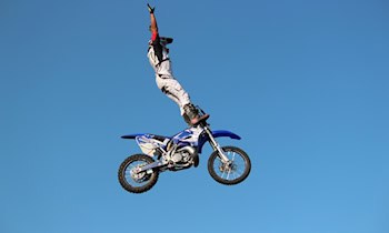 Motocross-Fahrer tritt gegen Auto in Hartau
