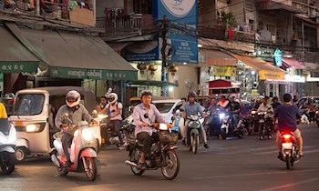 Jugendlicher rast mit Moped in Streifenwagen