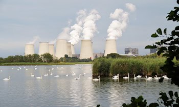 VW Passat verliert Auspuff in Riesa