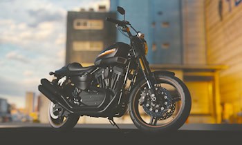 Motorradfahrer bei Abbiegeunfall leicht verletzt