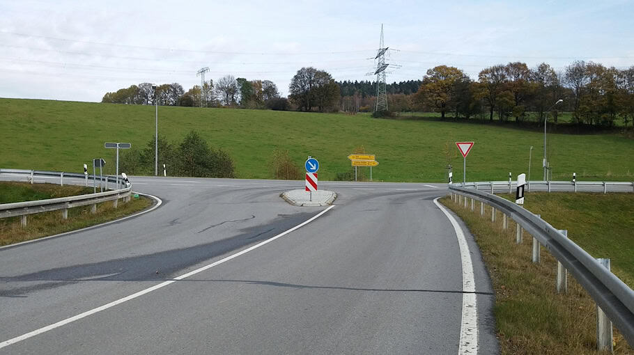 Skoda fährt auf Verkehrsinsel bei Mehltheuer