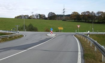 Skoda fährt auf Verkehrsinsel bei Mehltheuer
