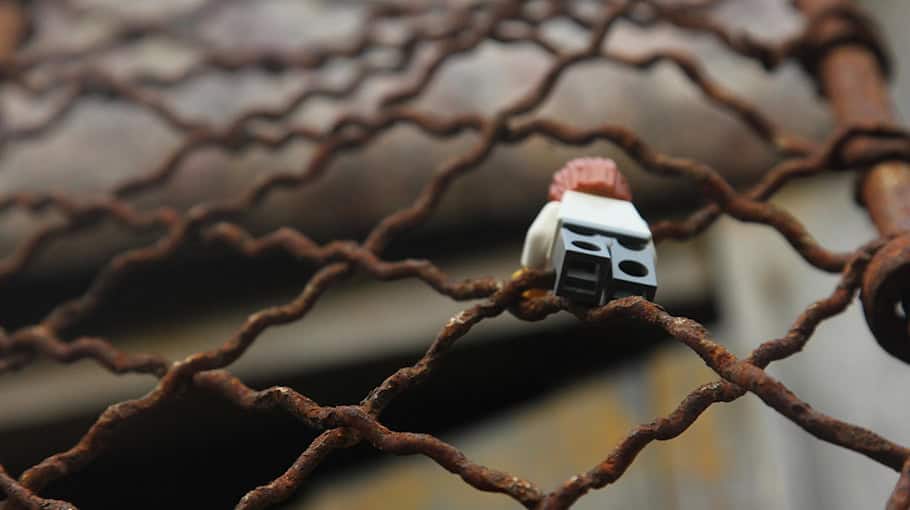 Fahrer flüchtet nach Unfall an Leitplanke