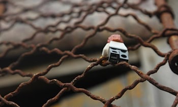 Fahrer flüchtet nach Unfall an Leitplanke