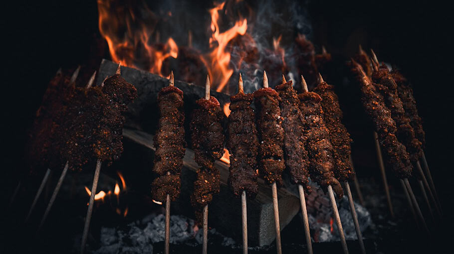 Pkw kollidiert mit Baum und brennt vollständig aus