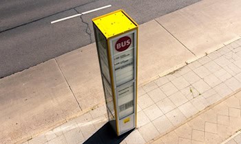 Glasscheibe an Bushaltestelle zerstört in Medingen