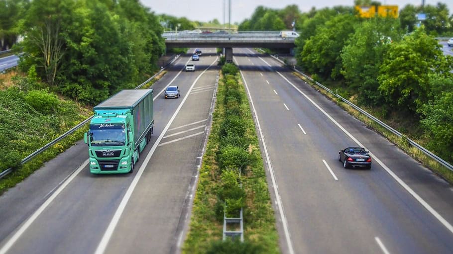 Pkw prallt mehrfach gegen Leitplanke in Zwickau-Mosel