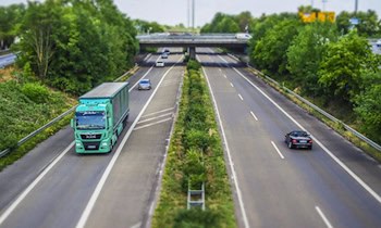 Pkw prallt mehrfach gegen Leitplanke in Zwickau-Mosel