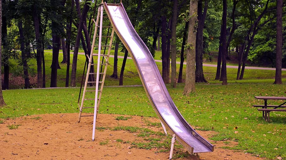Vandalen besprühen Spielplatz in Hoyerswerda