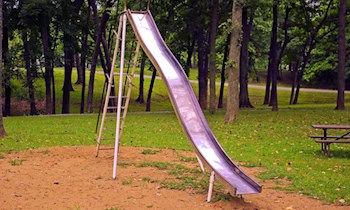 Vandalen besprühen Spielplatz in Hoyerswerda