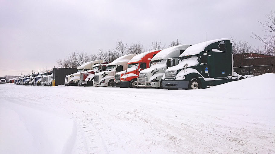 Lkw-Anhänger kollidiert mit Strommast in Hainichen-Gersdorf