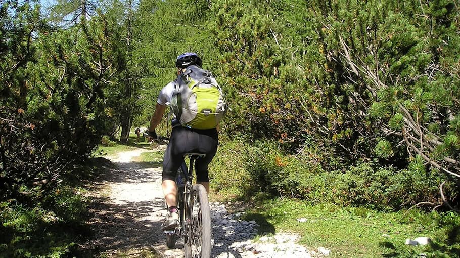 Radfahrerin stößt gegen geöffnete Autotür