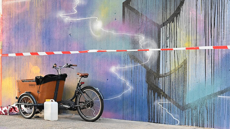 Lastenradfahrer verliert Kontrolle auf Schloßplatz