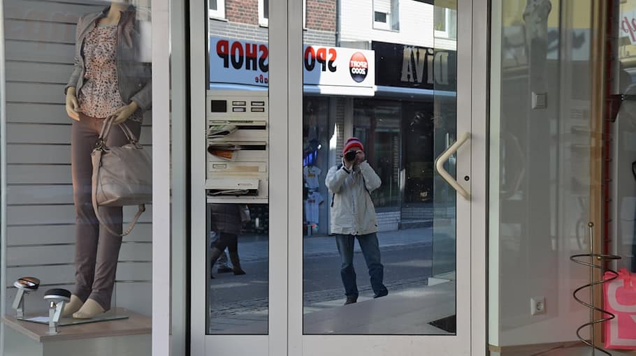 Schaufensterscheibe an Parteibüro beschädigt