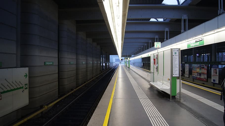 Beleidigungen und Bedrohungen an Straßenbahnhaltestelle