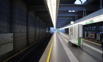 Beleidigungen und Bedrohungen an Straßenbahnhaltestelle
