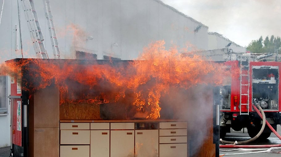 Küchenbrand durch Teelicht in OT Kaßberg