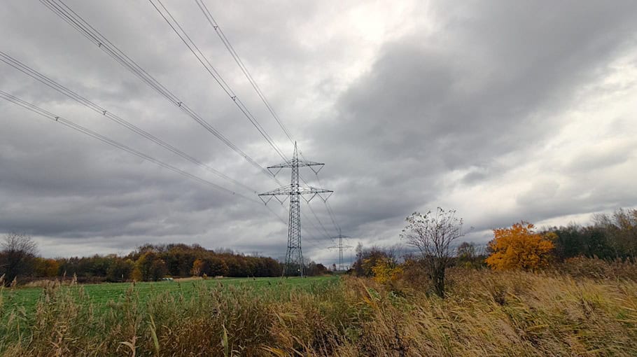 Pkw prallt gegen Strommast in Steinberg Wernesgrün