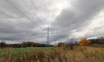 Pkw prallt gegen Strommast in Steinberg Wernesgrün