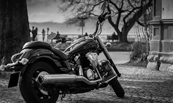 Zwei Cross-Motorräder aus Garage entwendet