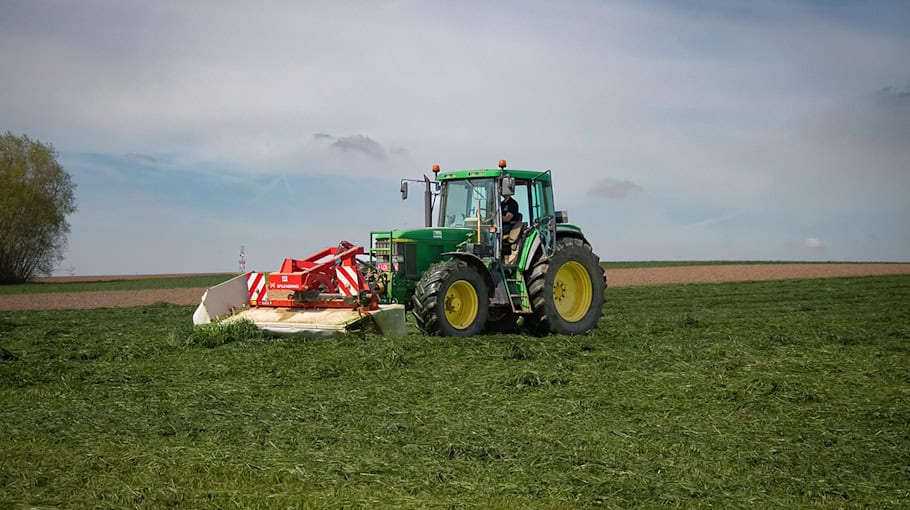 Traktor kippt um: Leichte Verletzungen bei Unfall in Großwaltersdorf
