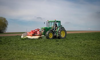 Traktor kippt um: Leichte Verletzungen bei Unfall in Großwaltersdorf