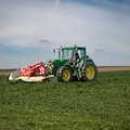 Traktor kippt um: Leichte Verletzungen bei Unfall in Großwaltersdorf