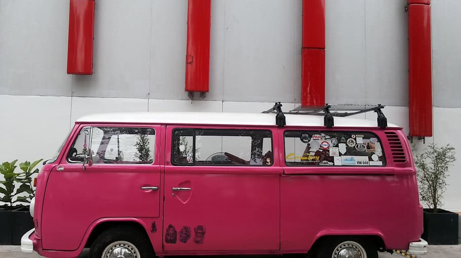 Transporter beschädigt Parkhaus in Leipzig-Brühl
