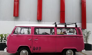 Transporter beschädigt Parkhaus in Leipzig-Brühl