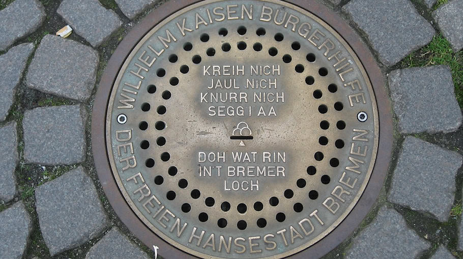 Kanaldeckel mit Stein fixiert in Dohna OT Krebs