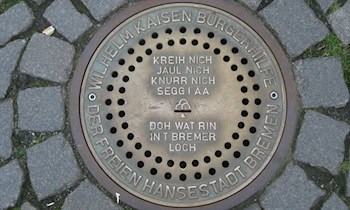 Kanaldeckel mit Stein fixiert in Dohna OT Krebs