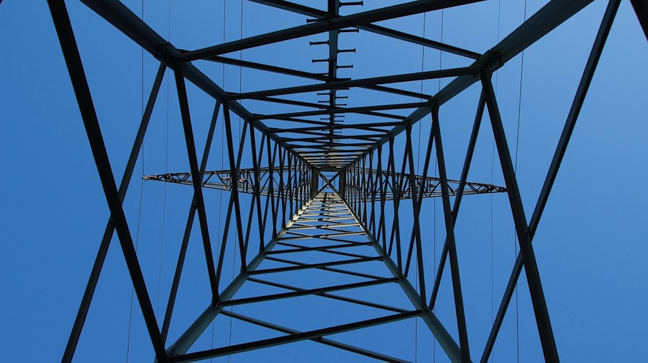 Transporter prallt gegen Strommast nach Alkoholfahrt