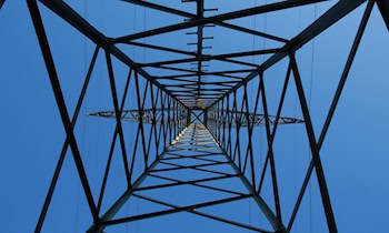 Transporter prallt gegen Strommast nach Alkoholfahrt