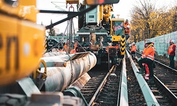 Fahrzeug landet auf Schutthaufen in Baustelle