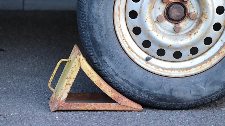 Unterlegkeil verursacht Blechschaden in Laußnitz
