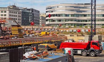Radlader rutscht in Steinbruch – Fahrer leicht verletzt