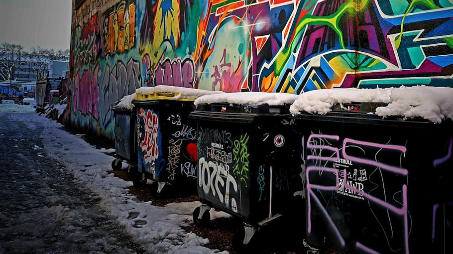 Müllcontainer hinter Tankstelle in Brand gesetzt