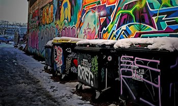 Müllcontainer hinter Tankstelle in Brand gesetzt