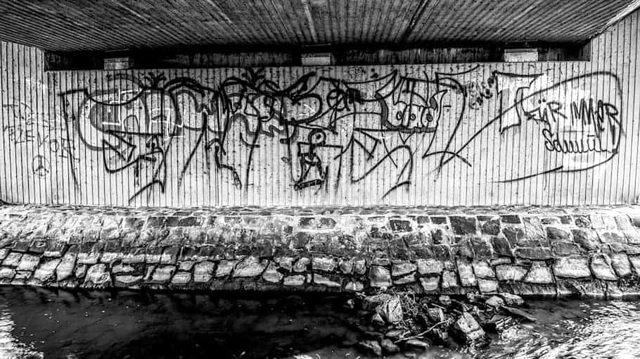 Hakenkreuz-Schmierereien auf Brücke in Niederwiesa